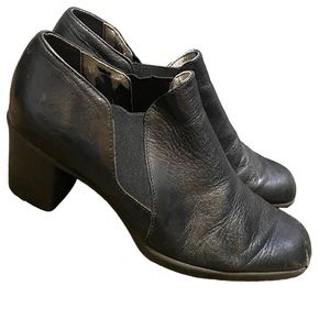 Aerosoles black faux leather heeled ankle booties boots in women’s size 9